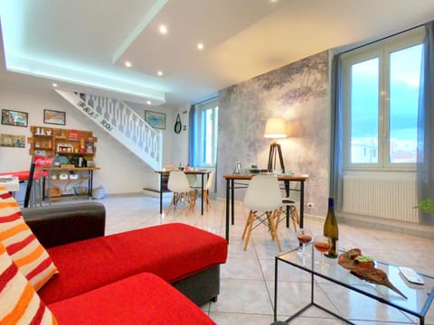 Seating area, City view, Breakfast