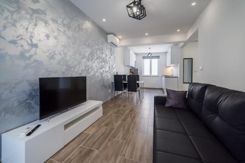 Communal lounge/ TV room, TV and multimedia, Living room, Seating area