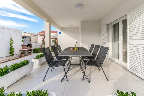 BBQ facilities, Balcony/Terrace, Food and drinks, Garden view