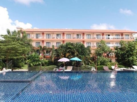 Facade/entrance, Swimming pool