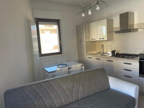 Kitchen or kitchenette, Living room, Seating area, Dining area, pet friendly, stove