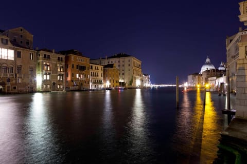 Nearby landmark, Restaurant/places to eat, Restaurant/places to eat, Facade/entrance, Night, Neighbourhood, Casino, Casino, Place of worship, Nightclub / DJ, Nightclub / DJ, Other, Evening entertainment, Evening entertainment, Area and facilities, Area and facilities, Supermarket/grocery shop, Shopping Area, Entertainment, Entertainment, Location