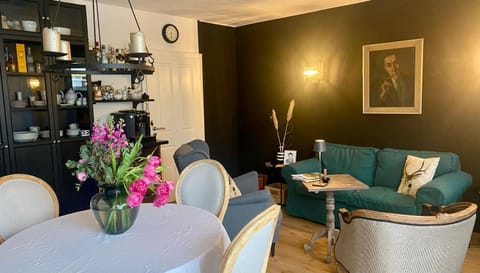 Coffee/tea facilities, Seating area, Breakfast