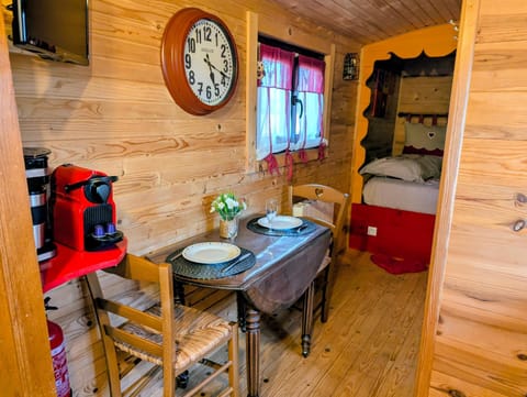 roulotte du domaine des Chevrettes Chalet in Centre-Val de Loire