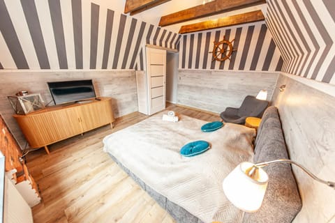Bed, TV and multimedia, Bedroom