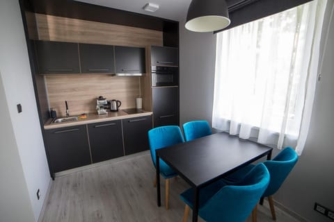 Coffee/tea facilities, Kitchen or kitchenette, Living room, Dining area, stove