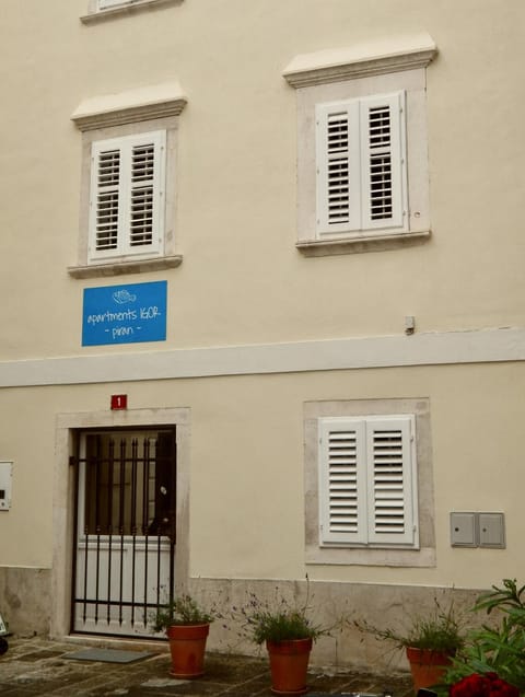 Facade/entrance