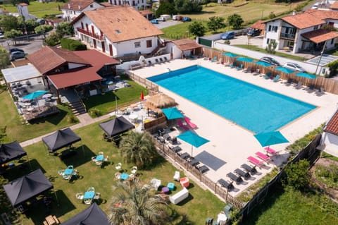 Restaurant/places to eat, Garden, Swimming pool