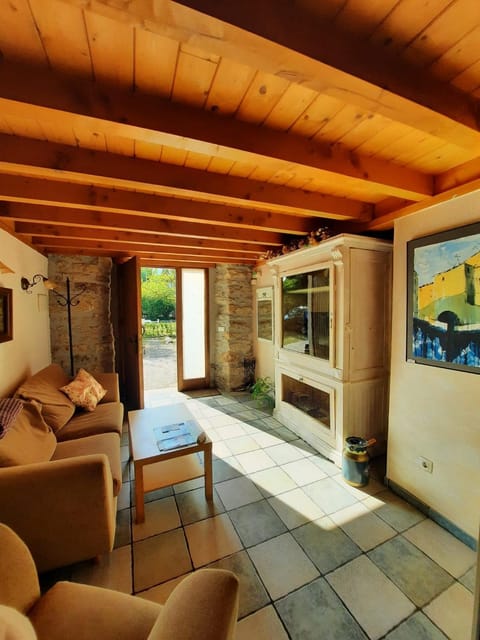 Facade/entrance, TV and multimedia, Living room, internet