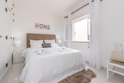 Bed, Bedroom, Quiet street view