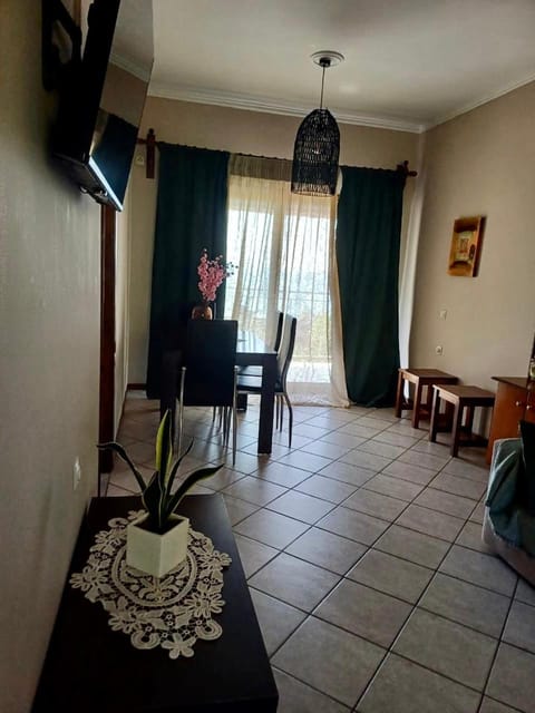 Communal lounge/ TV room, People, TV and multimedia, Living room, Seating area, Dining area, Evening entertainment, group of guests