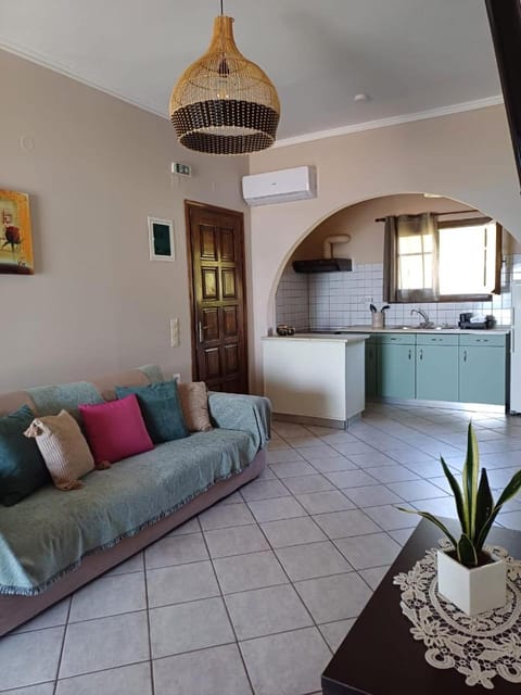 Kitchen or kitchenette, Living room, Seating area, Dining area, minibar, stove