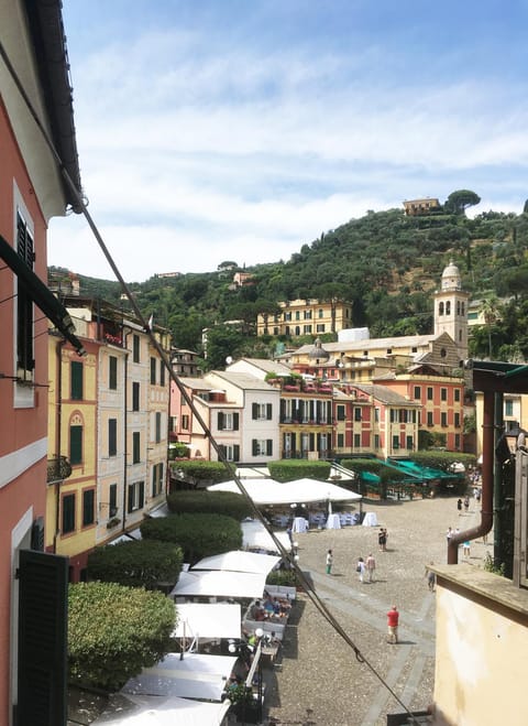 Nearby landmark, Restaurant/places to eat, Neighbourhood, Natural landscape, Bird's eye view, City view, Landmark view, Sea view, Street view, Supermarket/grocery shop