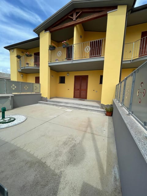 Patio, Facade/entrance