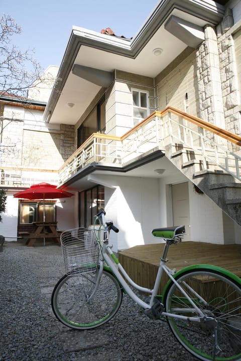 Facade/entrance