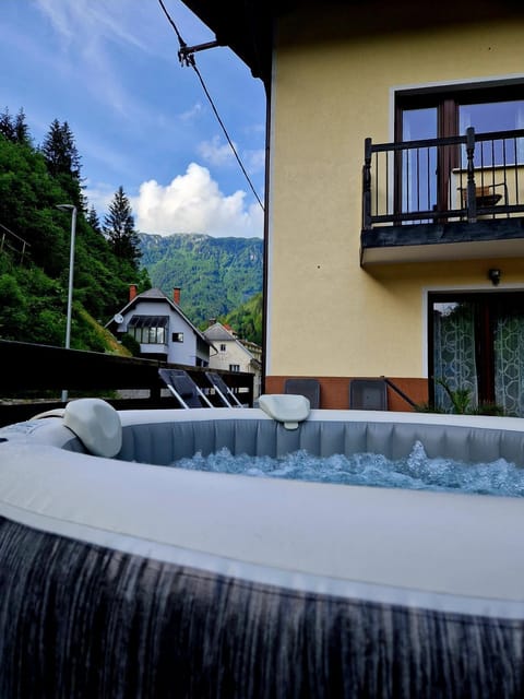 Hot Tub, Hot Tub, Balcony/Terrace, Mountain view