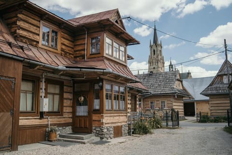 Property building, Facade/entrance, Neighbourhood, Landmark view, Street view, Inner courtyard view