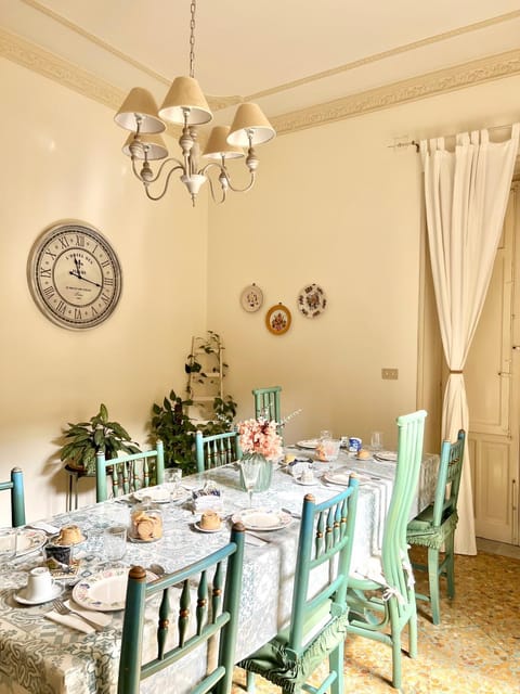 Living room, Food and drinks, Dining area