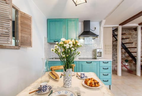 Kitchen or kitchenette, Seating area, Dining area