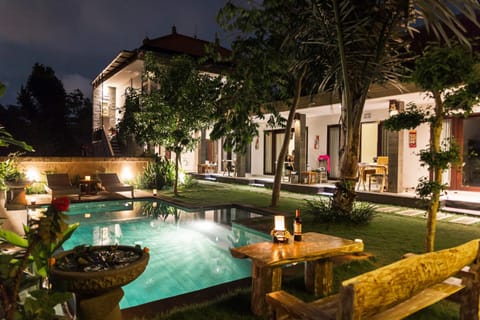 Property building, Garden, Swimming pool