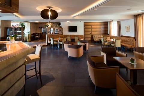 Lounge or bar, Lounge or bar