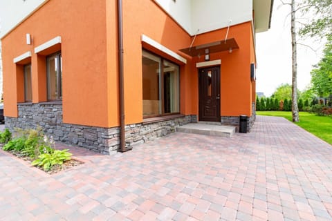 Facade/entrance, Area and facilities