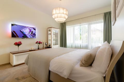 Bed, TV and multimedia, Photo of the whole room, Bedroom