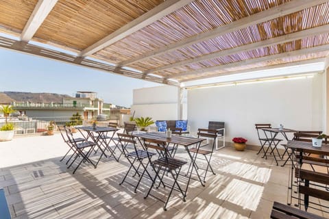 Patio, Restaurant/places to eat, Dining area