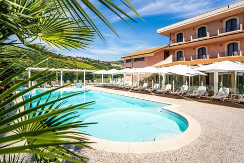 Solarium, Swimming pool, sunbed