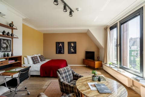 TV and multimedia, Living room, Seating area, Bedroom