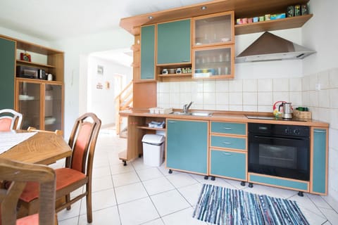 Kitchen or kitchenette, Dining area, oven, stove