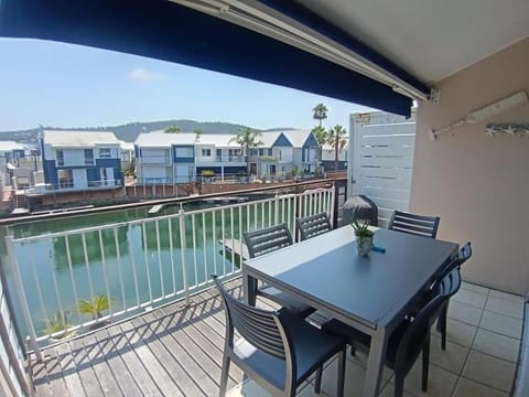 Waterfront - 8 commodore life on the water 3 BR House in Knysna