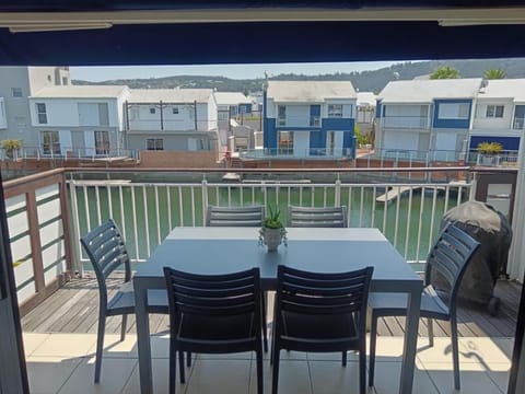 Waterfront - 8 commodore life on the water 3 BR House in Knysna