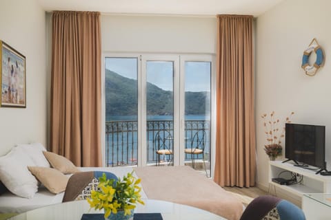 Bed, TV and multimedia, Living room, Decorative detail, Dining area, Mountain view, Sea view