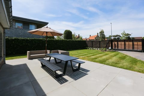 Property building, Patio, Dining area, Garden view, sunbed