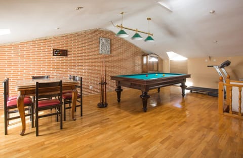 Billiard, Game Room