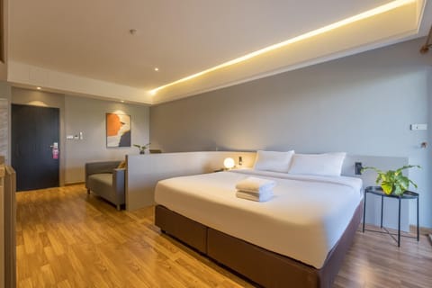Bed, Living room, Photo of the whole room, Seating area, Bedroom