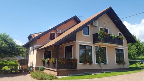 Property building, Day, Garden, Garden view