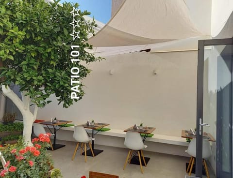 Patio, Communal lounge/ TV room, Day, Garden, Garden view