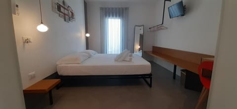 Bed, TV and multimedia, Photo of the whole room, Bedroom, hair dresser, towels