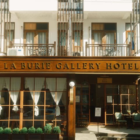 Property building, Facade/entrance, Logo/Certificate/Sign