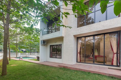 Facade/entrance, Bird's eye view