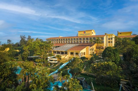 Property building, Garden view, Pool view, Swimming pool