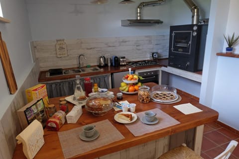 People, Coffee/tea facilities, Kitchen or kitchenette, Kitchen or kitchenette, Food and drinks, Dining area, Communal kitchen, Food, Area and facilities, Breakfast, Buffet breakfast, Italian breakfast, stove, toaster, kitchen