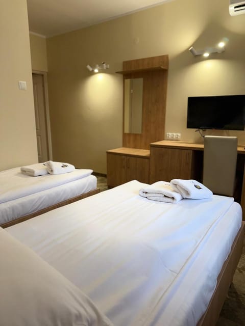 Bed, TV and multimedia, Photo of the whole room, Bedroom, towels