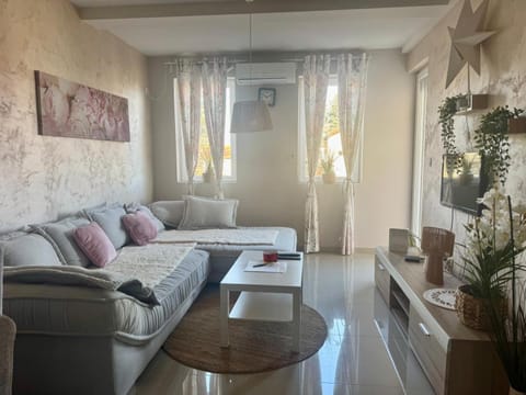 Living room, Photo of the whole room, Seating area