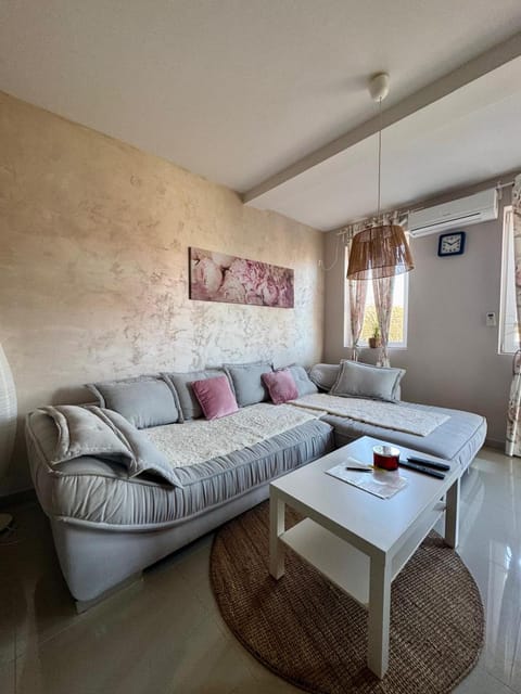 Living room, Photo of the whole room, Seating area