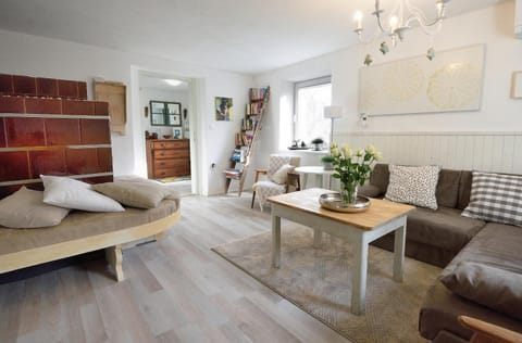 Library, TV and multimedia, Living room, Seating area