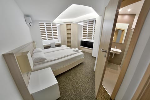 Shower, Toilet, Restaurant/places to eat, Spring, Day, Neighbourhood, TV and multimedia, On site, City view, Street view, Supermarket/grocery shop, bunk bed, Family, Family