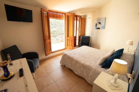 Bed, Natural landscape, Massage, Photo of the whole room, Bedroom, Mountain view